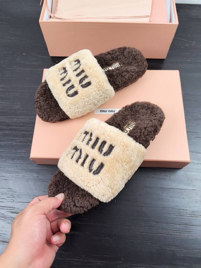 顶级版本miumiu Ss24 New Arrival～ 2024秋冬新款字母羊毛拖鞋 超舒适的miu毛拖 简约 随性 时髦有范， 慵懒又不乏高级感，最舒适的拖